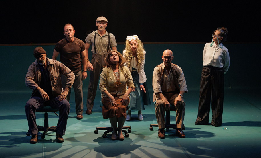 Estreia de “Gregor – uma odisseia patética” lota o Teatro José Maria Santos e emociona o público