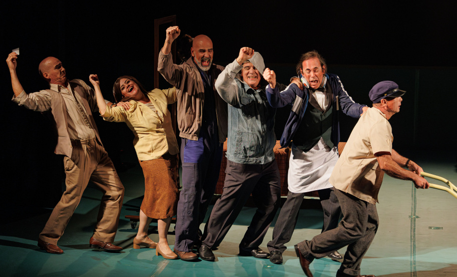 Estreia de “Gregor – uma odisseia patética” lota o Teatro José Maria Santos e emociona o público