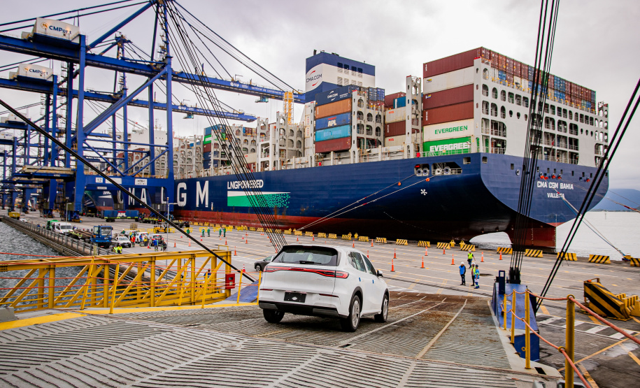 Porto de Paranaguá é o 1º a receber veículos elétricos fabricados por gigante chinesa que retoma vendas no Brasil