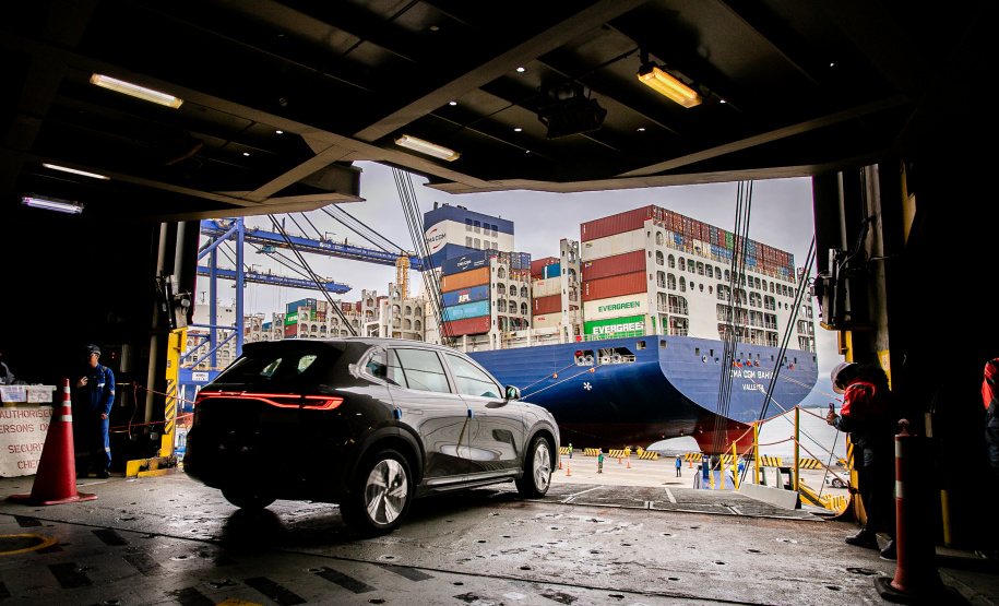 Porto de Paranaguá é o 1º a receber veículos elétricos fabricados por gigante chinesa que retoma vendas no Brasil