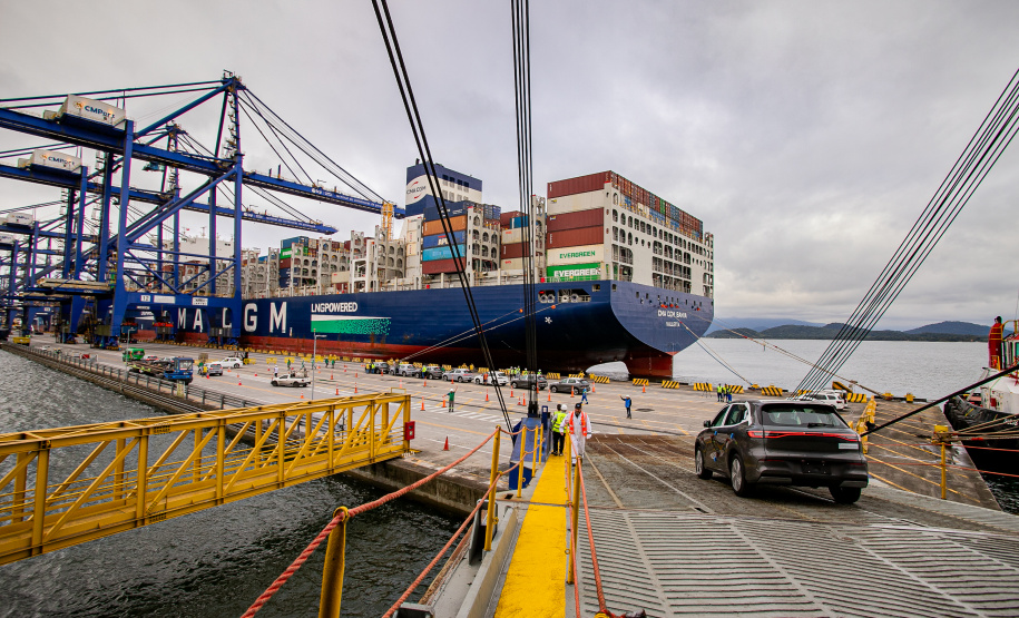 Porto de Paranaguá é o 1º a receber veículos elétricos fabricados por gigante chinesa que retoma vendas no Brasil