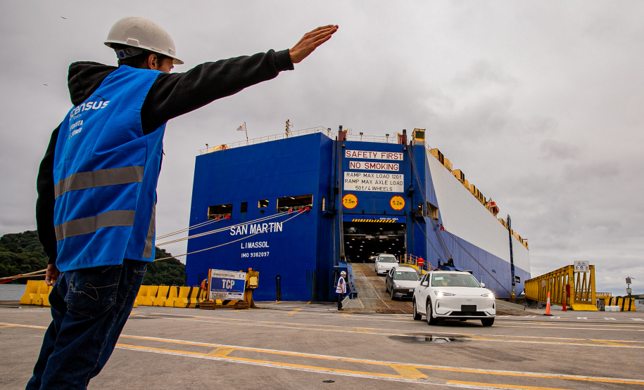 Porto de Paranaguá é o 1º a receber veículos elétricos fabricados por gigante chinesa que retoma vendas no Brasil