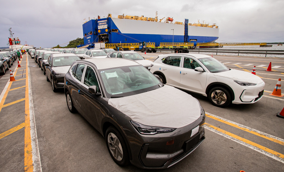 Porto de Paranaguá é o 1º a receber veículos elétricos fabricados por gigante chinesa que retoma vendas no Brasil