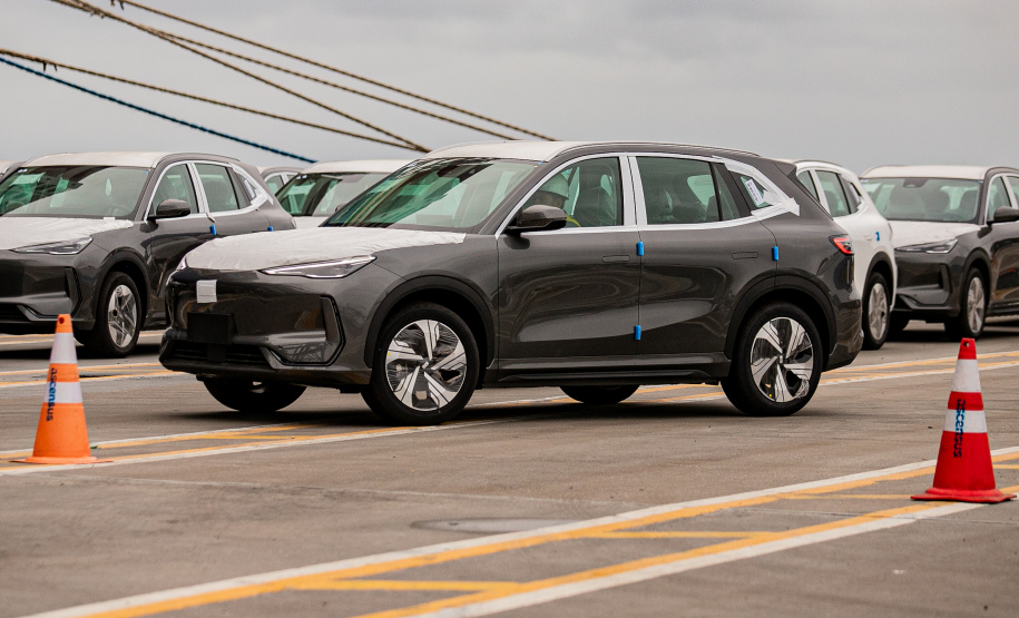 Porto de Paranaguá é o 1º a receber veículos elétricos fabricados por gigante chinesa que retoma vendas no Brasil