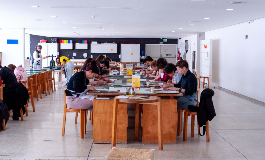 MON realiza oficina de gravura inspirada na coleção asiática