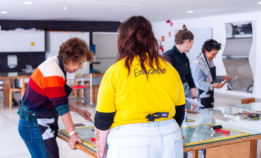 MON realiza oficina de gravura inspirada na coleção asiática