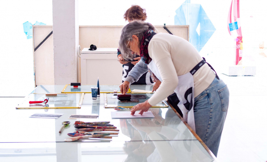 MON realiza oficina de gravura inspirada na coleção asiática