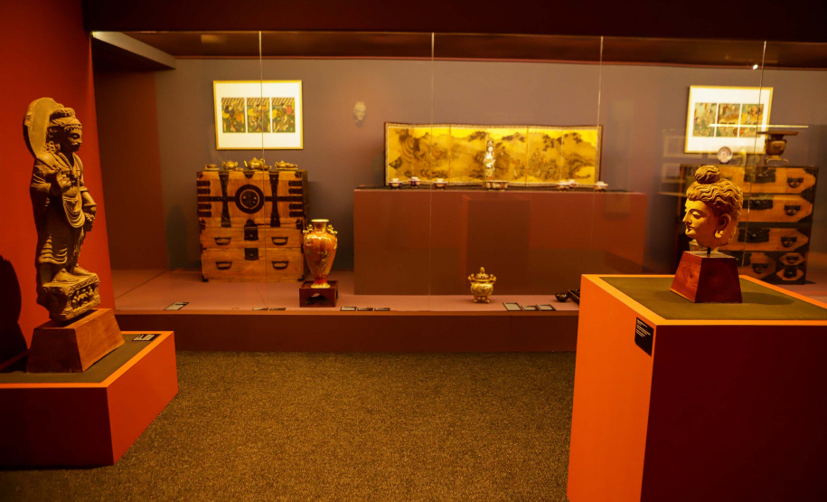 MON realiza oficina de gravura inspirada na coleção asiática