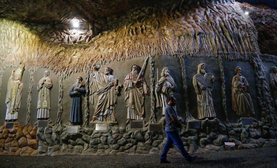 Santuário de São Miguel Arcanjo, em Bandeirantes, - Bandeirantes, 09/04/2022
