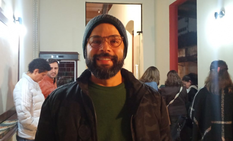 Estreia de “Gregor – uma odisseia patética” lota o Teatro José Maria Santos e emociona o público