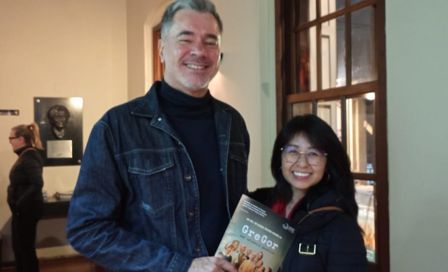 Estreia de “Gregor – uma odisseia patética” lota o Teatro José Maria Santos e emociona o público