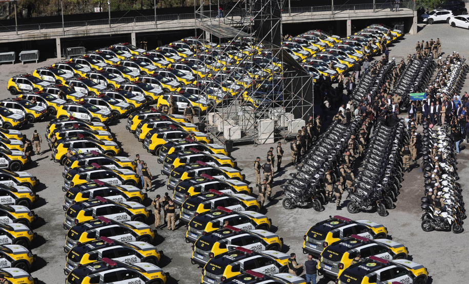 Investimento de R$ 63 milhões: Ratinho Junior entrega 431 motos e viaturas para a PMPR