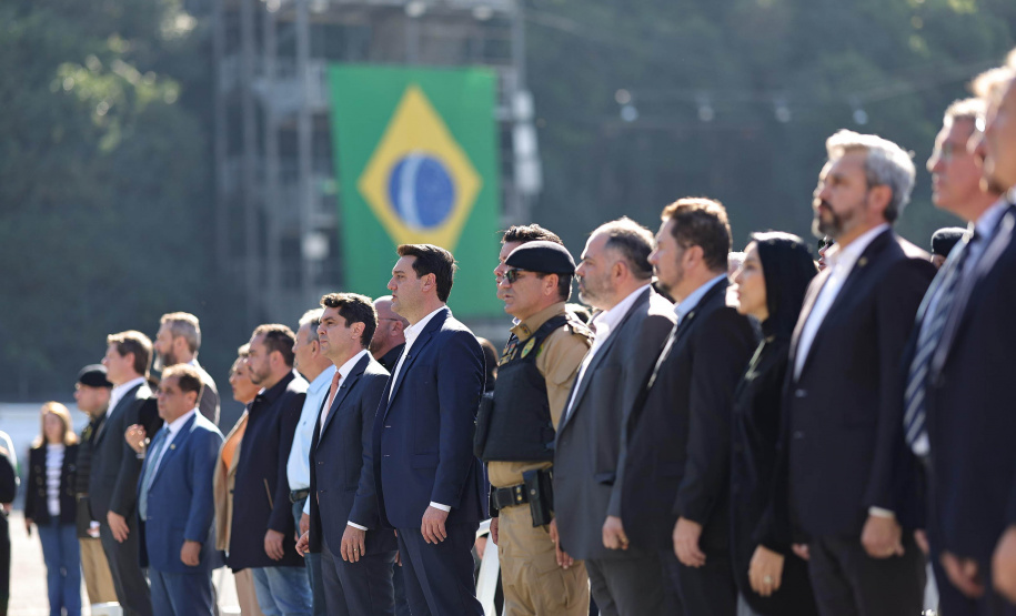 Investimento de R$ 63 milhões: Ratinho Junior entrega 431 motos e viaturas para a PMPR