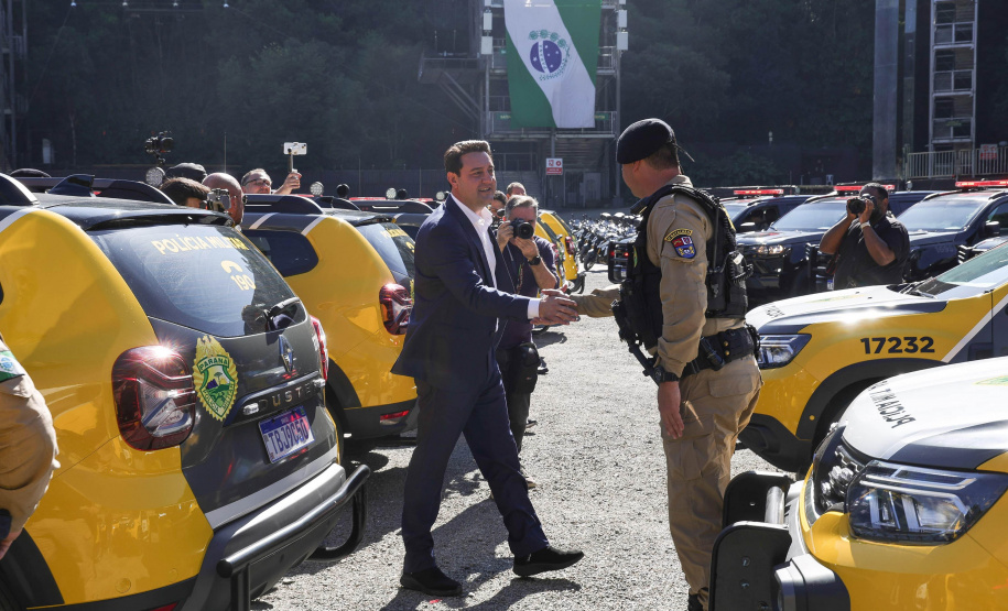 Investimento de R$ 63 milhões: Ratinho Junior entrega 431 motos e viaturas para a PMPR
