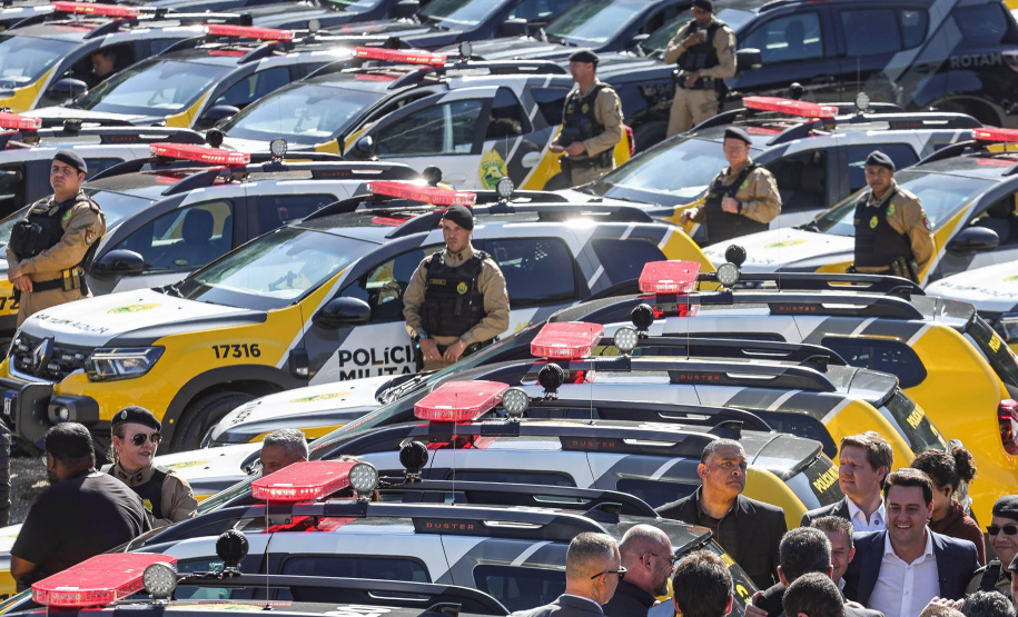 Investimento de R$ 63 milhões: Ratinho Junior entrega 431 motos e viaturas para a PMPR