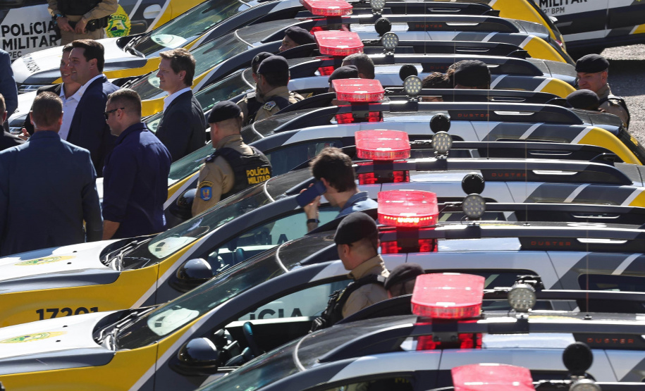 Investimento de R$ 63 milhões: Ratinho Junior entrega 431 motos e viaturas para a PMPR