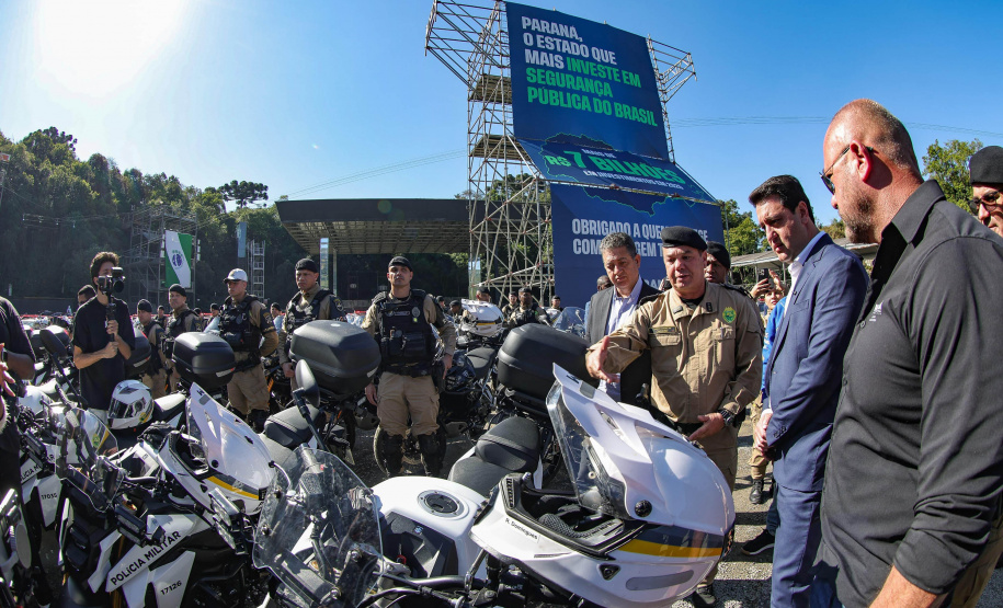 Investimento de R$ 63 milhões: Ratinho Junior entrega 431 motos e viaturas para a PMPR