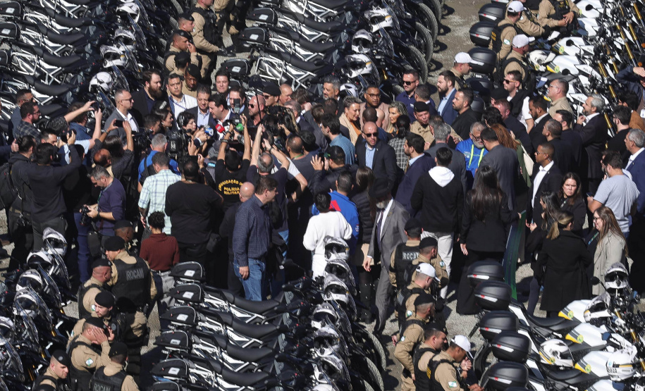 Investimento de R$ 63 milhões: Ratinho Junior entrega 431 motos e viaturas para a PMPR