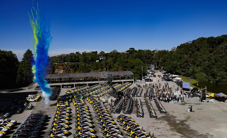 Investimento de R$ 63 milhões: Ratinho Junior entrega 431 motos e viaturas para a PMPR