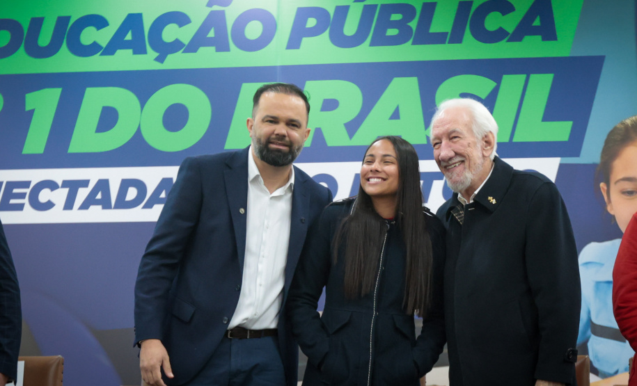 VICE ENTREGA TABLETS EDUCAÇÃO