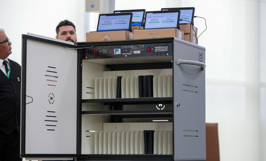 VICE ENTREGA TABLETS EDUCAÇÃO