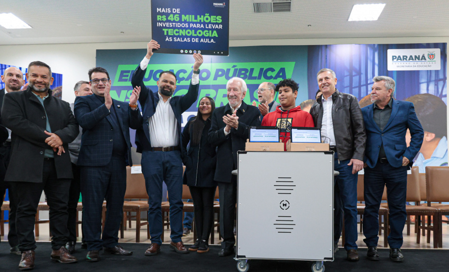 VICE ENTREGA TABLETS EDUCAÇÃO