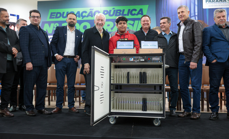 VICE ENTREGA TABLETS EDUCAÇÃO