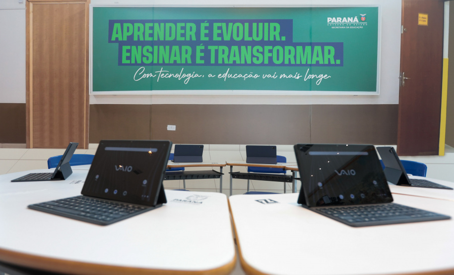 VICE ENTREGA TABLETS EDUCAÇÃO