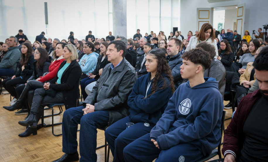 VICE ENTREGA TABLETS EDUCAÇÃO