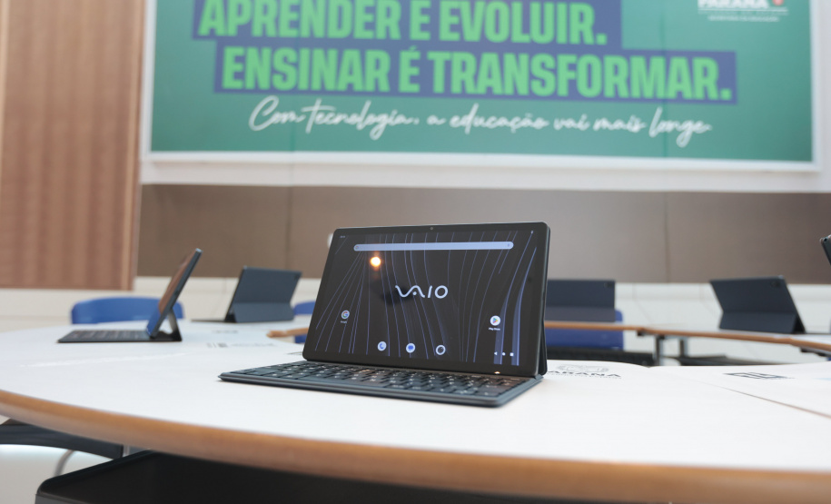 VICE ENTREGA TABLETS EDUCAÇÃO