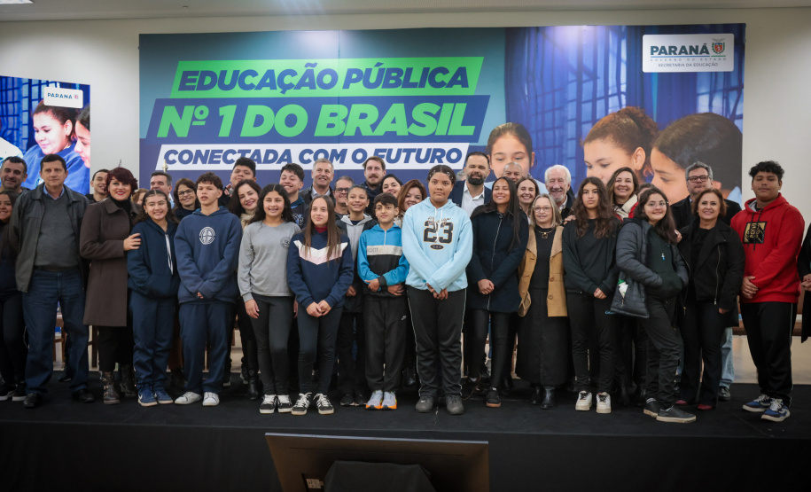 VICE ENTREGA TABLETS EDUCAÇÃO