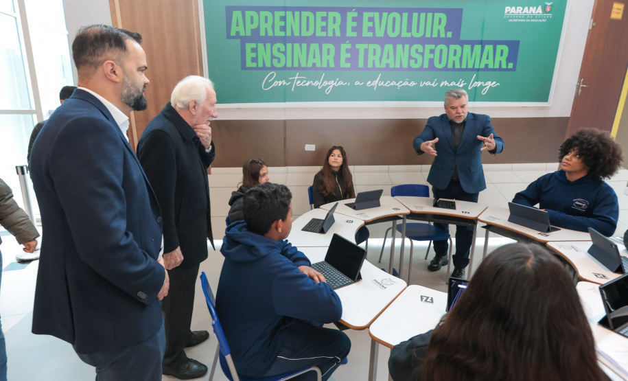 VICE ENTREGA TABLETS EDUCAÇÃO