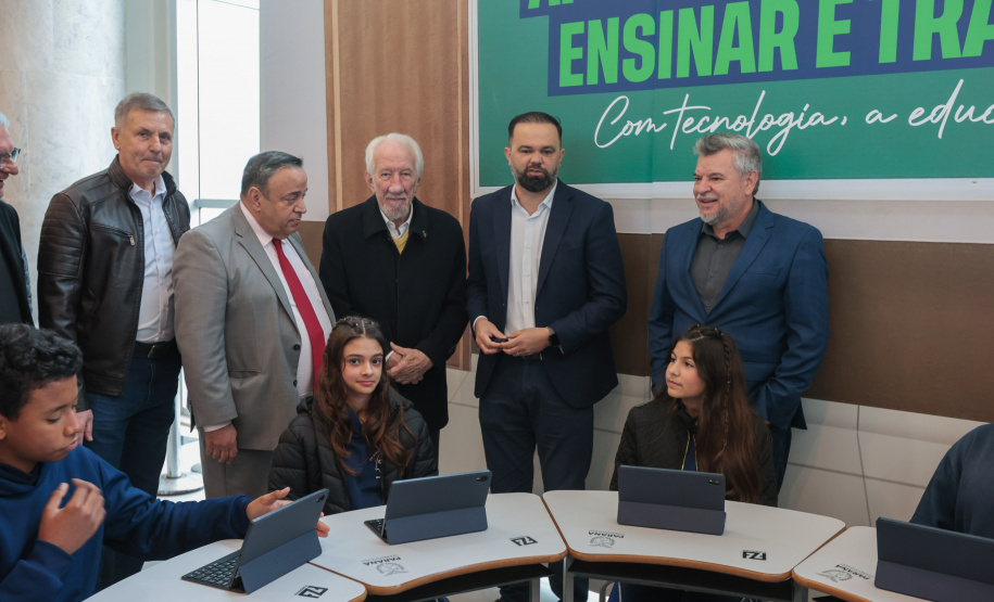 VICE ENTREGA TABLETS EDUCAÇÃO