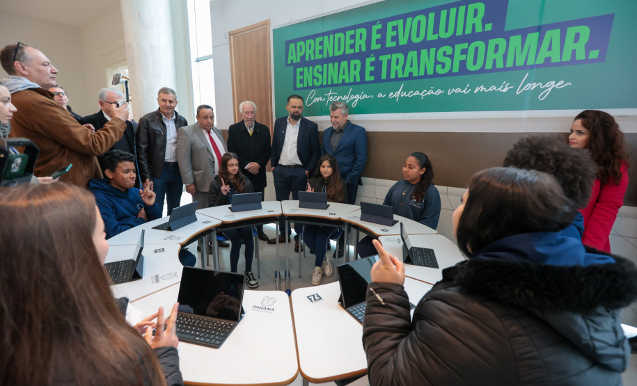 VICE ENTREGA TABLETS EDUCAÇÃO