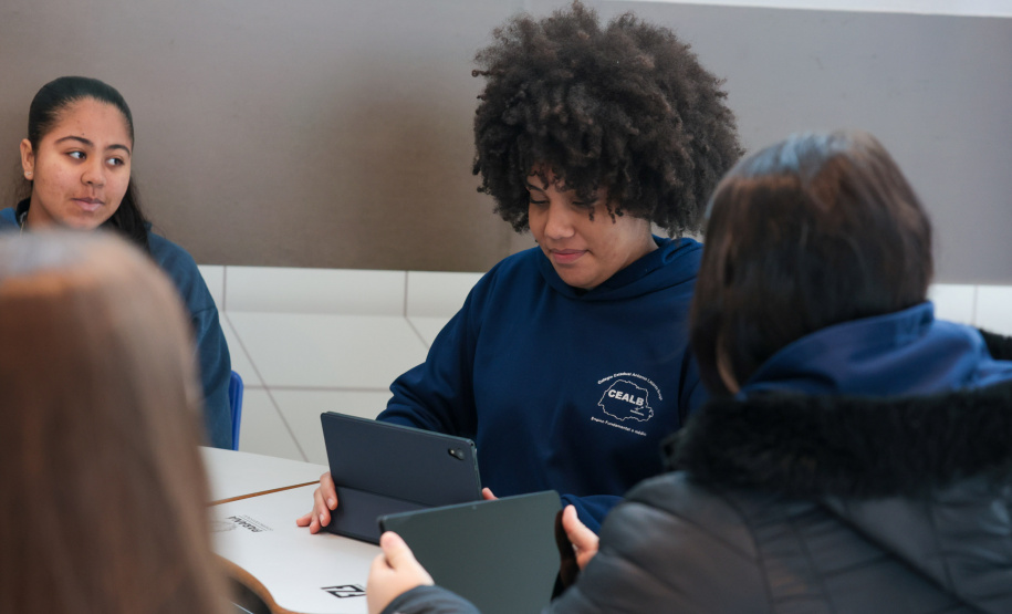 VICE ENTREGA TABLETS EDUCAÇÃO