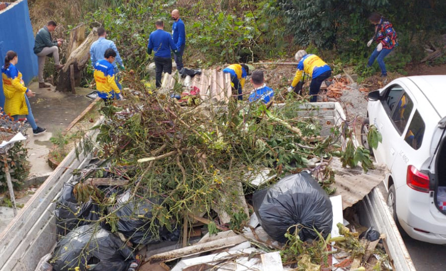 Sanepar e Prefeitura de Araucária promovem mutirão ambiental no córrego Vila Velha