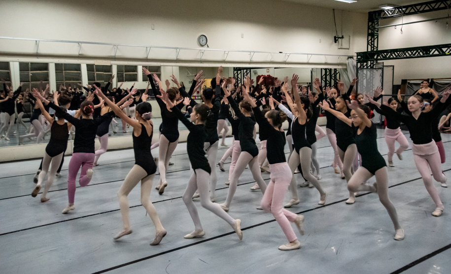TEATRO GUAÍRA - Estreia neste fim de semana “ALGO/RITMO” , o novo espetáculo da Escola de Dança Teatro Guaíra