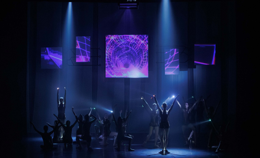 Espetáculo "ALGO/RITMO" lota o Guairinha e emociona público com proposta potente e atual