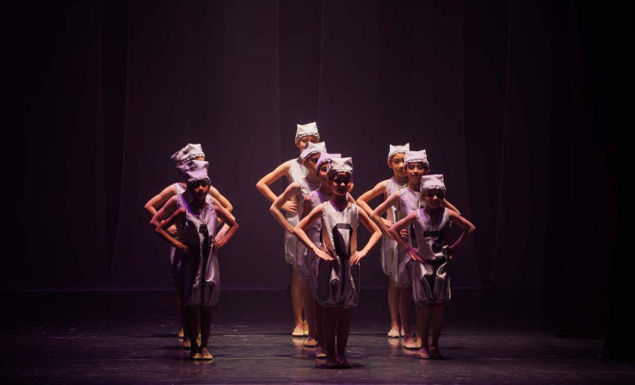 Espetáculo "ALGO/RITMO" lota o Guairinha e emociona público com proposta potente e atual