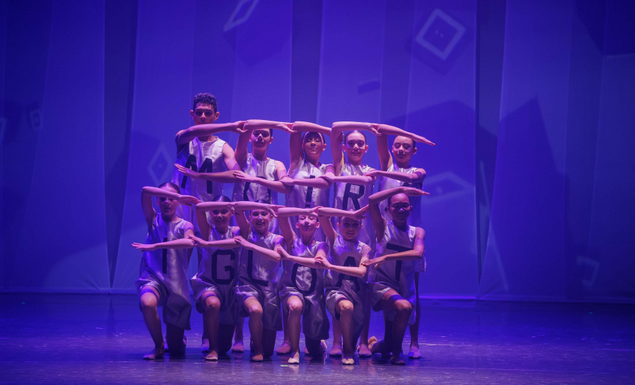 Espetáculo "ALGO/RITMO" lota o Guairinha e emociona público com proposta potente e atual