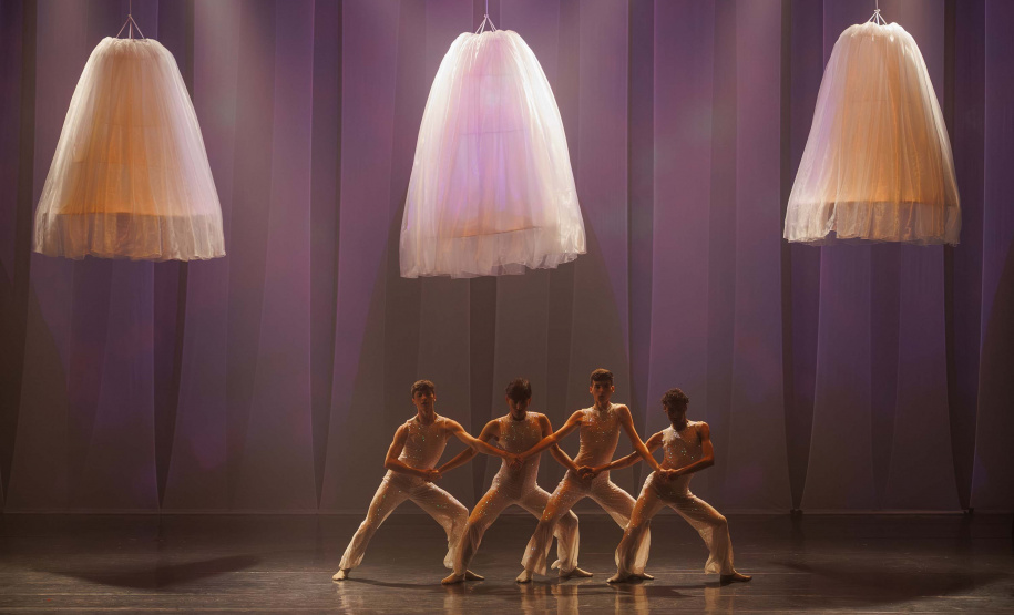 Espetáculo "ALGO/RITMO" lota o Guairinha e emociona público com proposta potente e atual