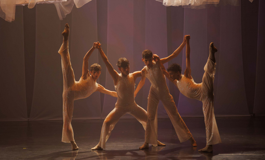 Espetáculo "ALGO/RITMO" lota o Guairinha e emociona público com proposta potente e atual