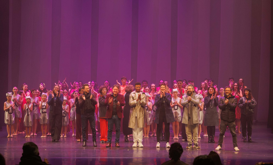 Espetáculo "ALGO/RITMO" lota o Guairinha e emociona público com proposta potente e atual