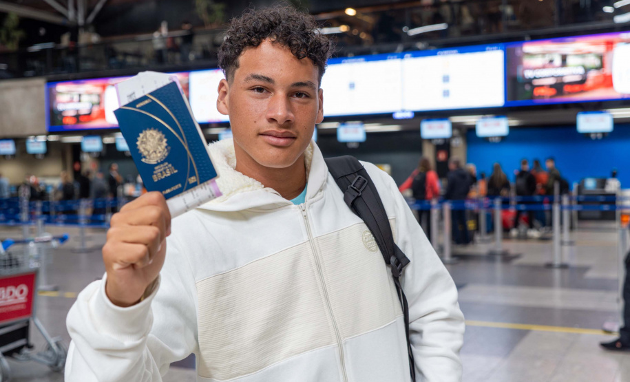 Estudantes paranaenses embarcam para Portugal para participar de programa internacional