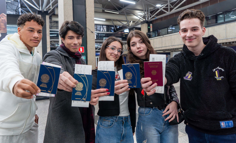 Estudantes paranaenses embarcam para Portugal para participar de programa internacional
