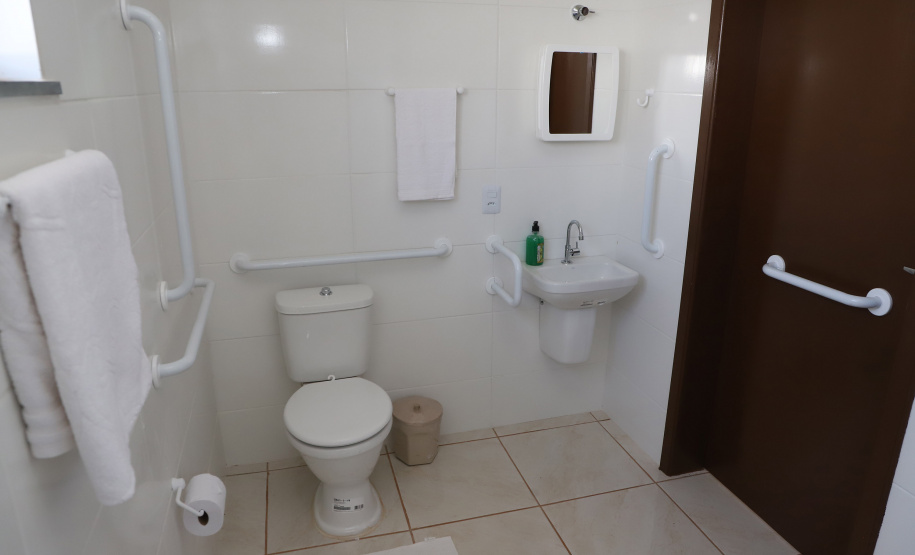 Com piscina e mobília, Ratinho Junior inaugura Condomínio do Idoso de Arapongas