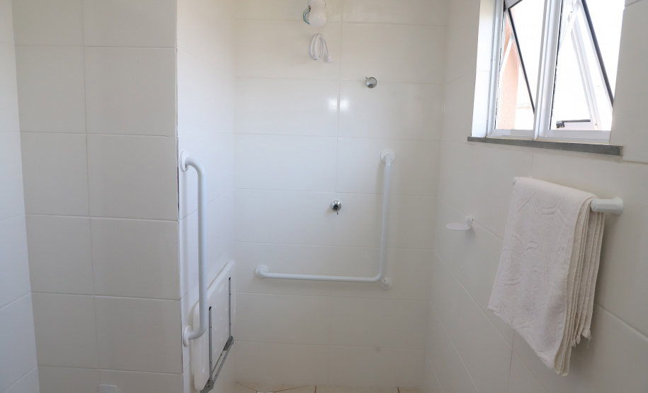 Com piscina e mobília, Ratinho Junior inaugura Condomínio do Idoso de Arapongas