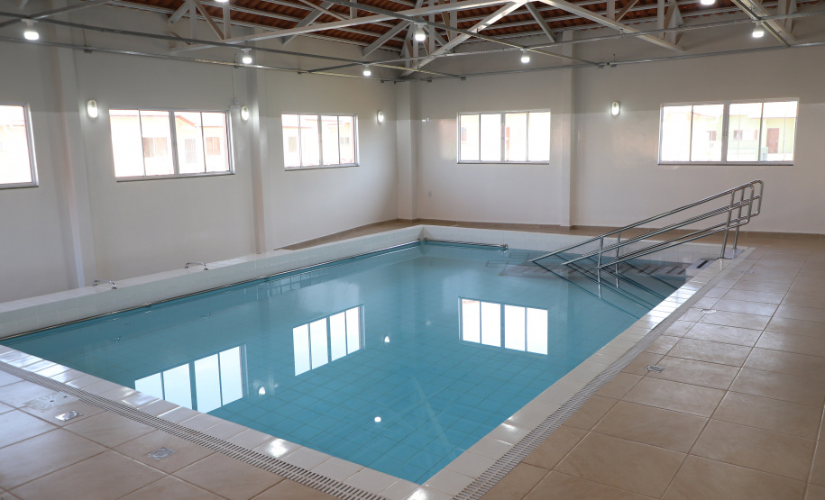 Com piscina e mobília, Ratinho Junior inaugura Condomínio do Idoso de Arapongas