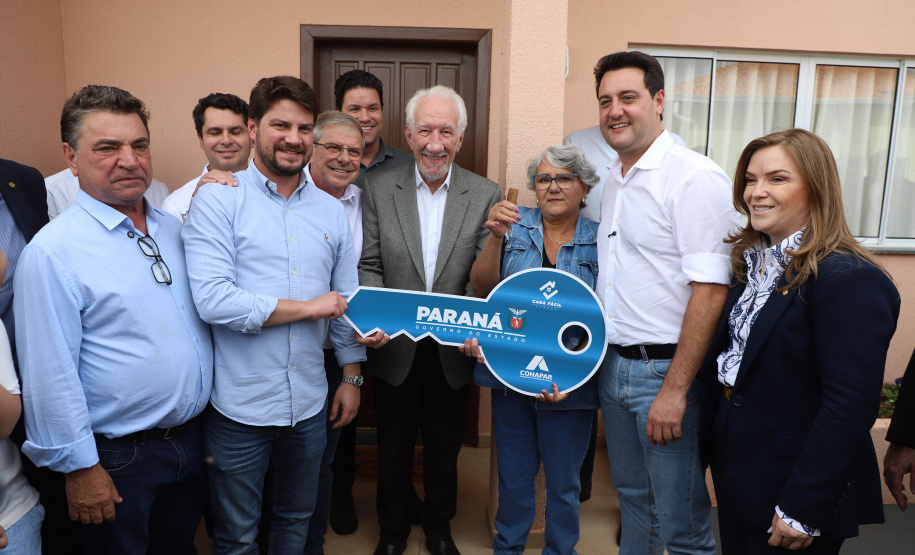 Com piscina e mobília, Ratinho Junior inaugura Condomínio do Idoso de Arapongas