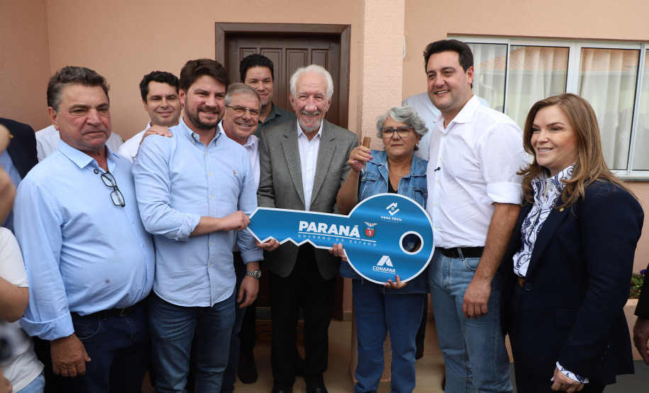Com piscina e mobília, Ratinho Junior inaugura Condomínio do Idoso de Arapongas